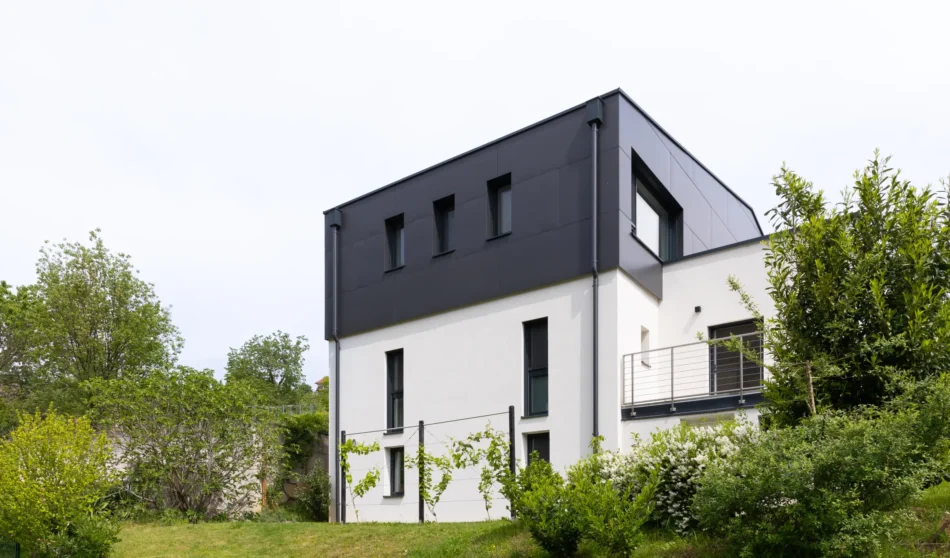 Bürogebäude. Schwarz -Weisses Haus mit Garten