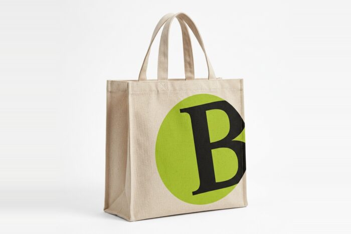Jutebeutel mit Logo Bibliothek Bad Schwanberg, grüner Kreis mit schwarzem B, Querformat auf weißem Hintergrund