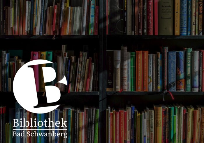 Logo Bibliothek Bad Schwanberg in Weiß, negative Variante vor dunklem Bücherregal