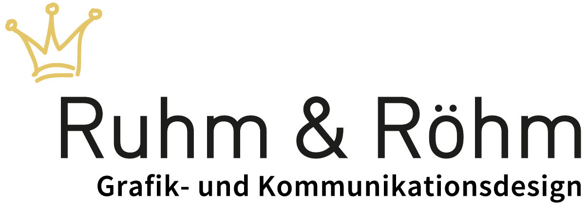 Das Logo von Tanja Röhm zeigt den Schriftzug "Ruhm & Röhm Grafik- udn Kommunikationsdesign". Über dem ersten "R" schwebt eine Krone.